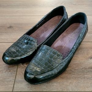 Clarks Green Croc Style Patent Loafers Size 9